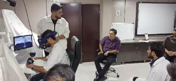 Holding a virtual reality-based prosthodontics training class
